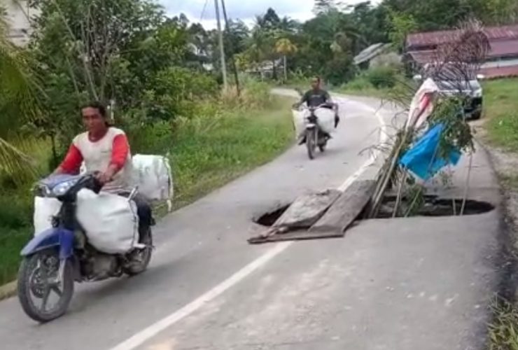 jalan aspal jebol