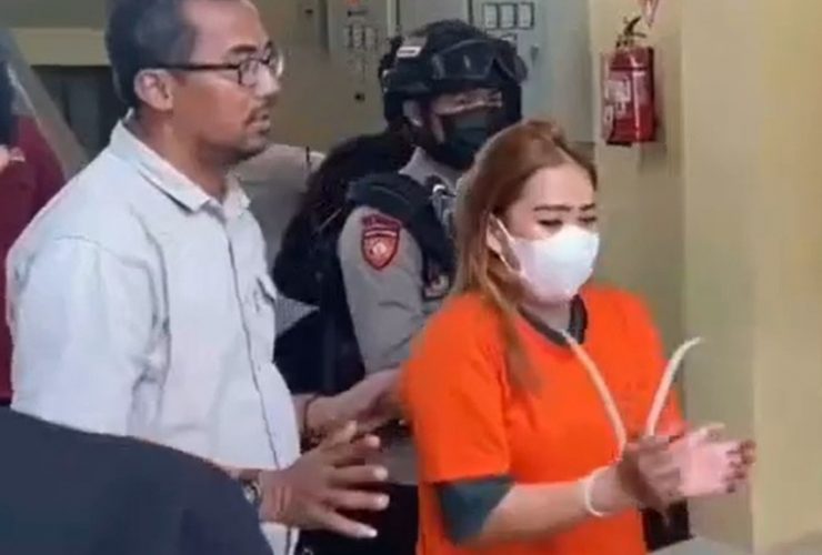 perempuan pirang