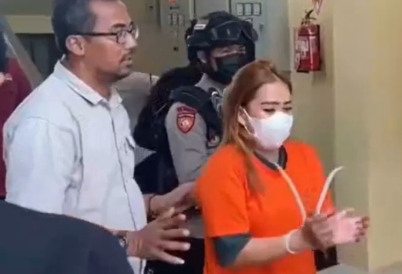 perempuan pirang