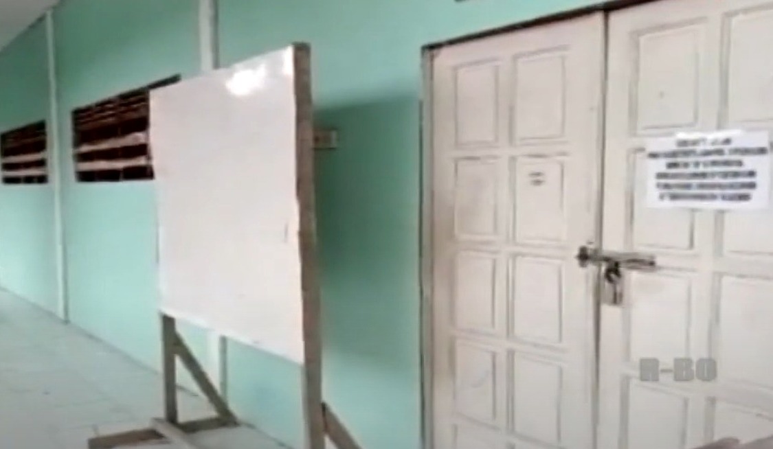 sekolah disegel