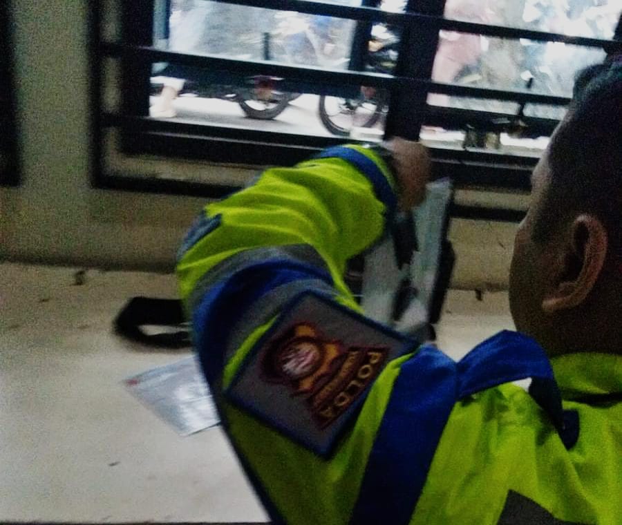 Oknum anggota Satlantas diduga melakukan Pungli terhadap pelanggar lalu lintas di Jalan Tanjungpura Pontianak. (Foto/Ist)