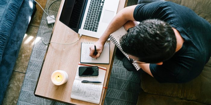 cara media memberitakan pandemi - media ilustrasi - glenn-carstens-peters-P1qyEf1g0HU-unsplash