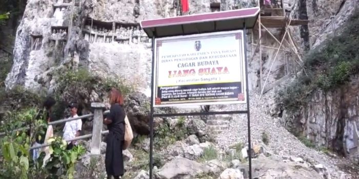 makam batu Toraja
